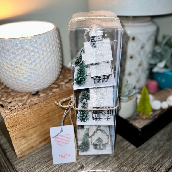 NEW PACK OF 3 MINI LIGHT UP XMAS HOUSES - Picture 4 of 6